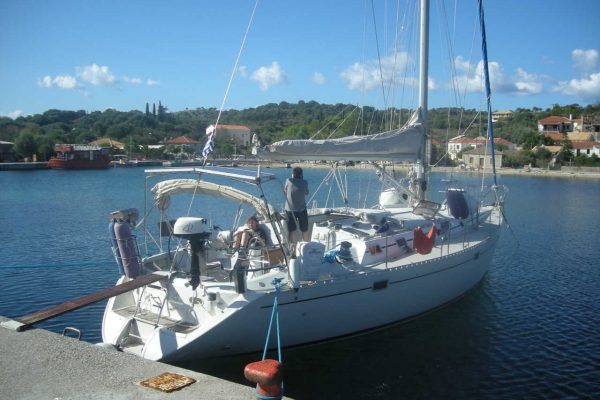 Segelyacht Jojoba römisch/katholisch vor Anker in Nordgriechenland.