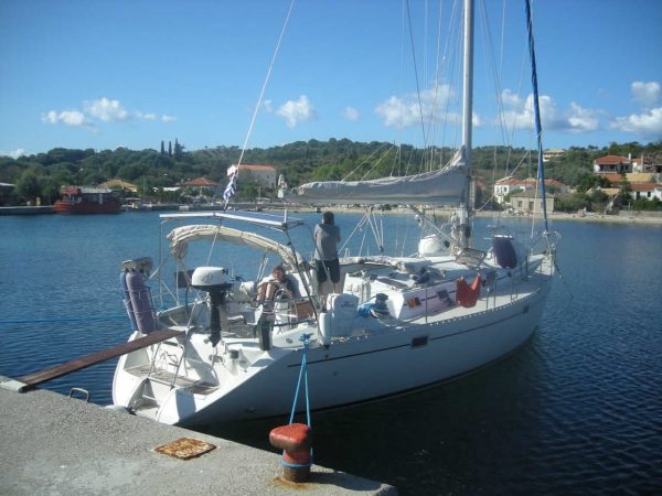 Segelyacht Jojoba römisch/katholisch vor Anker in Nordgriechenland.